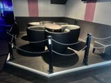 une photo d'une pièce en noir et blanc avec de nombreuses chaises