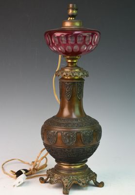une lampe posée sur une table à côté d'une lampe