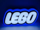 le logo Lego est éclairé d'une lumière bleu foncé