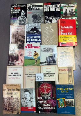 plusieurs livres sont empilés sur une table