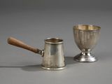 une paire de coupes en argent et un manche en bois sur un fond gris