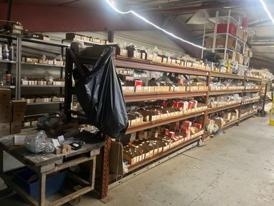 de nombreux rayons de produits alimentaires dans le magasin, sur lesquels sont posés des sacs