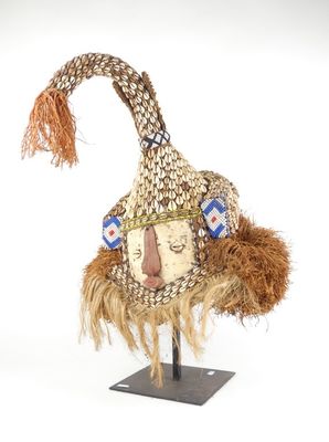 une image représentant un chapeau posé sur un présentoir et orné de plumes