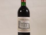 une bouteille de vin posée sur une table