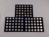 un gros plan d'une croix composée de pièces d'or sur une surface blanche