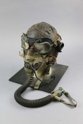 un vieux masque à gaz auquel est fixé un masque à gaz au niveau de la tête