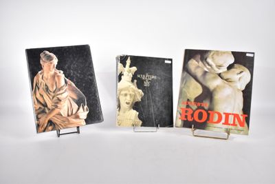 trois livres sur un fond blanc, avec une statue de femme et une statue d'homme