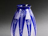 un vase bleu et blanc posé sur une table