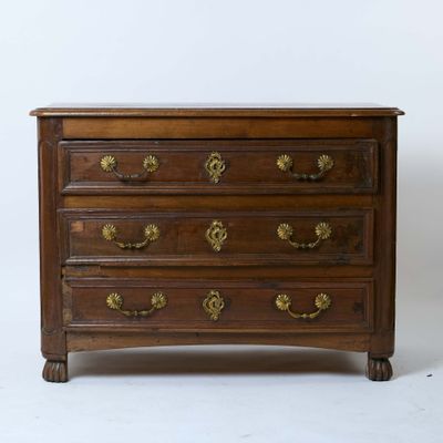 Commode à montants arrondis en noyer mouluré ouvrant à trois…