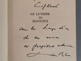 un gros plan d'un livre sur lequel on voit une écriture manuscrite, posé sur une table