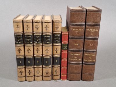 plusieurs livres sont empilés sur une table