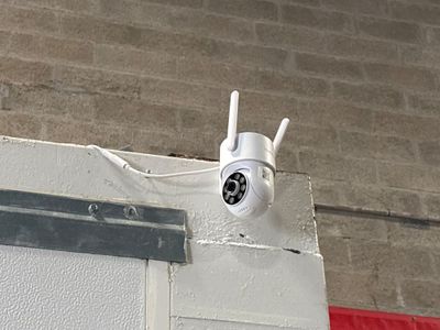 une caméra fixée sur le côté d'un immeuble
