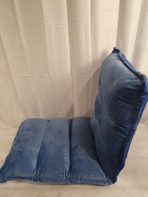 une chaise bleue sur laquelle est posé un coussin