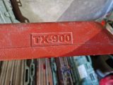 un gros plan d'une boîte à outils rouge munie d'une poignée rouge