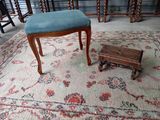 un petit tabouret et un autre petit tabouret posés sur un tapis