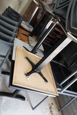 de nombreuses chaises et tables dans une pièce où se trouvent déjà une table et des chaises