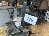 une machine posée sur le sol d'une pièce