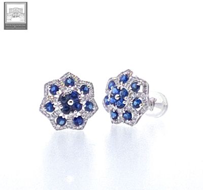 paire de boucles d'oreilles en forme de fleur, composées de saphirs bleus et de diamants
