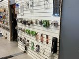 un magasin où les murs sont recouverts d'articles