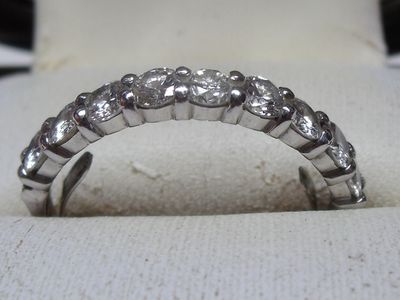 Demi-alliance en or blanc 18K, sertie de 9 diamants de taill…