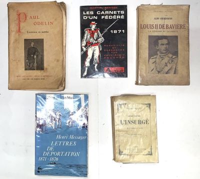 quelques vieux livres posés sur un mur blanc orné de photos de soldats