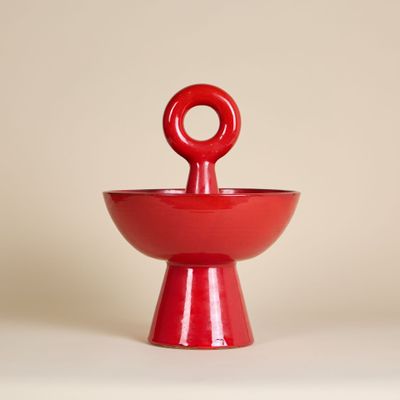 une image représentant un bol rouge orné d'un anneau