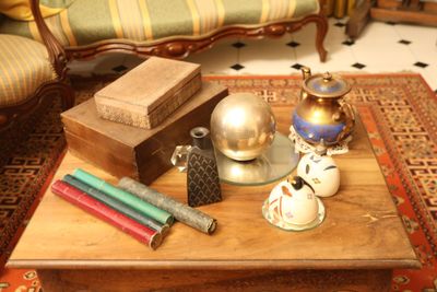 Ensemble de bibelots dont boite de jeux, vase, théière en Sh… - Photo 1