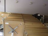 de nombreuses chaises vides dans une pièce au plafond en bois