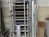 un tas d'échelles et un tas de cartons dans un garage