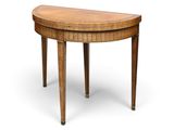 une image représentant une petite table en bois au plateau incurvé