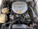 un petit moteur dans le coffre d'une voiture