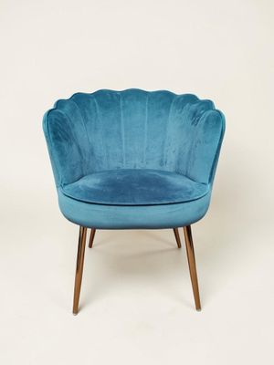 une chaise bleue avec des pieds en bois et une assise en forme de coquille Saint-Jacques