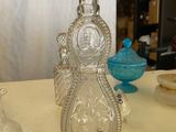 deux vases en verre posés sur une table l'un à côté de l'autre