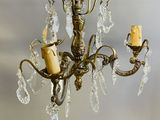 un lustre orné de trois bougies et d'un oiseau