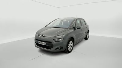 Une Citroën grise est garée dans une pièce blanche