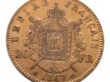 Gros plan sur une pièce d'or ornée d'une couronne