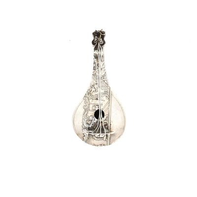 une photo d'un instrument de musique en métal argenté sur fond blanc