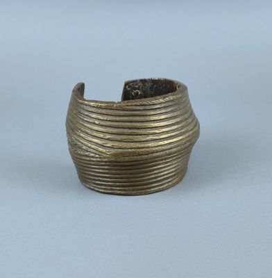 une image représentant une bague en or ornée d'un motif en spirale