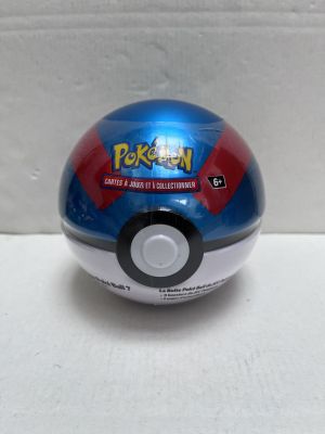 une Poké Ball bleue et rouge posée sur une surface blanche