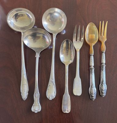 beaucoup de cuillères en argent et de cuillères sur une table