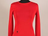 un pull rouge sur un mannequin, un mannequin, un mannequin, un mannequin, un mannequin, un mannequin, un mannequin, un mannequin, un mannequin