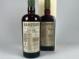 deux bouteilles de rhum vieilli Hampdie devant une boîte