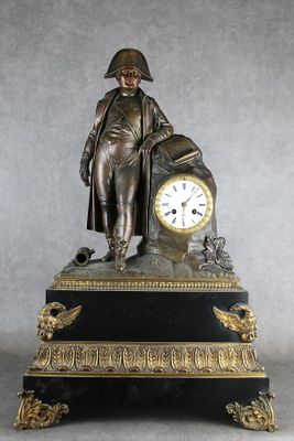 une statue d'un homme tenant une horloge au-dessus d'une table