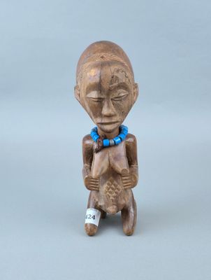 figurine représentant un homme portant une perle bleue autour du cou