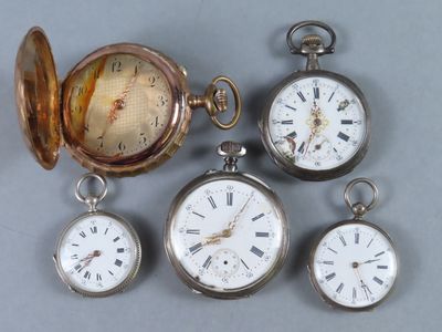 cinq types différents de montres de poche posées sur une table