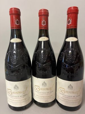 trois bouteilles de vin rouge sont alignées sur une table
