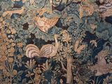 un papier peint bleu et vert orné d'oiseaux et de fleurs