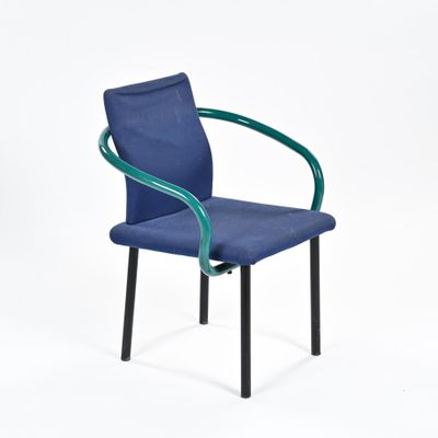 une image représentant une chaise bleue aux pieds noirs et à l'accoudoir vert