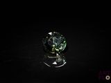 gros plan d'un diamant vert sur une surface noire