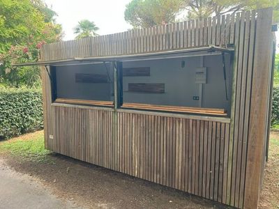 un bâtiment en bois doté de deux fenêtres sur le côté
